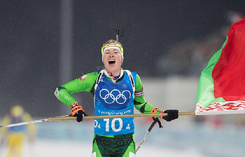 Белоруска Дарья Домрачева ведет свою команду к золоту в эстафете